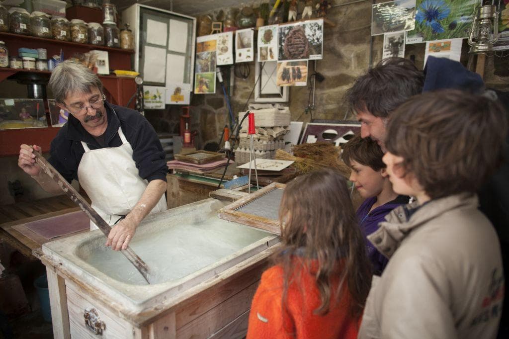 Atelier de papier artisanal à Redu