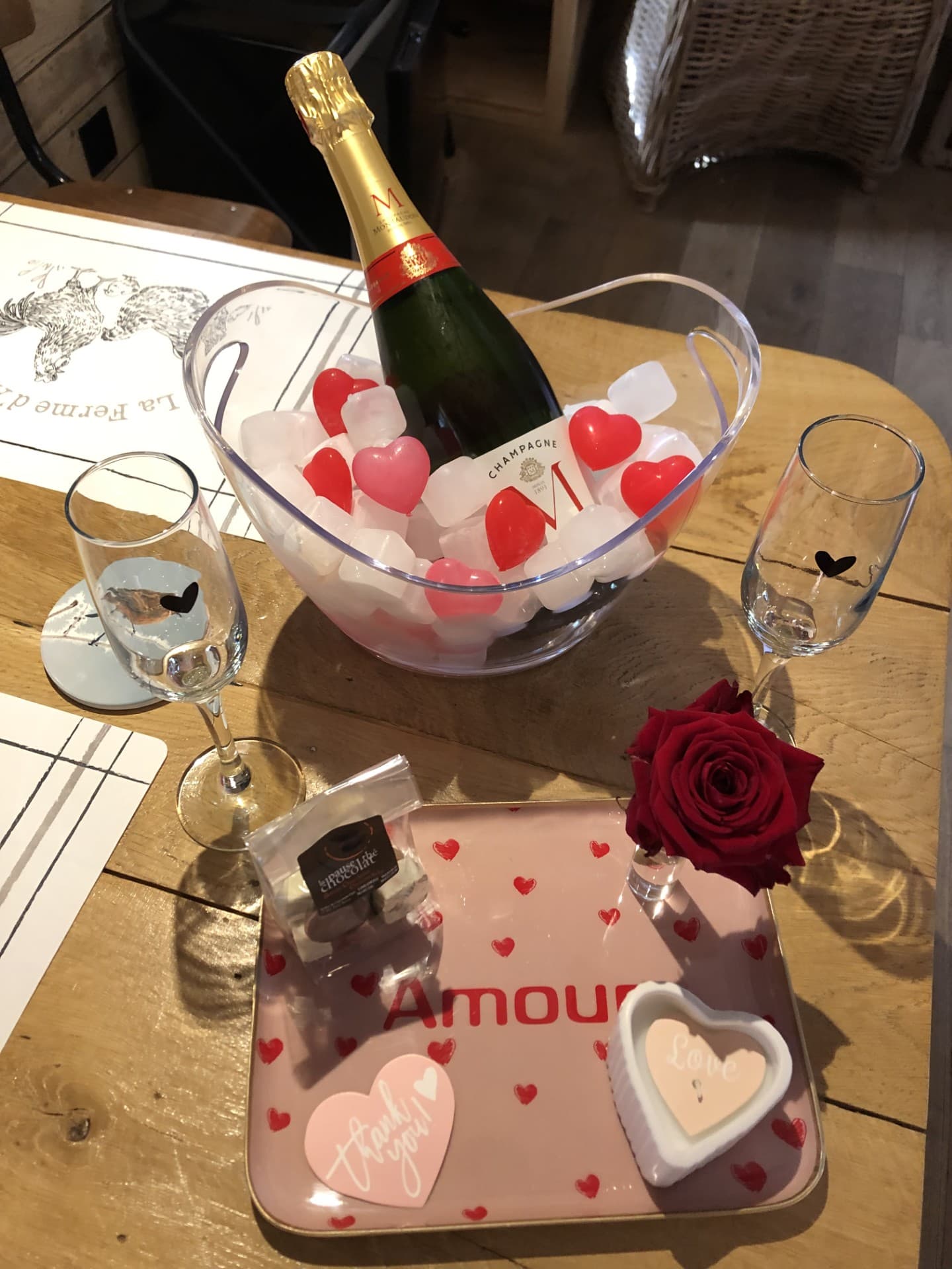 Box champagne proposée en option pour un séjour romantique à La Bergerie ou La Brassinne