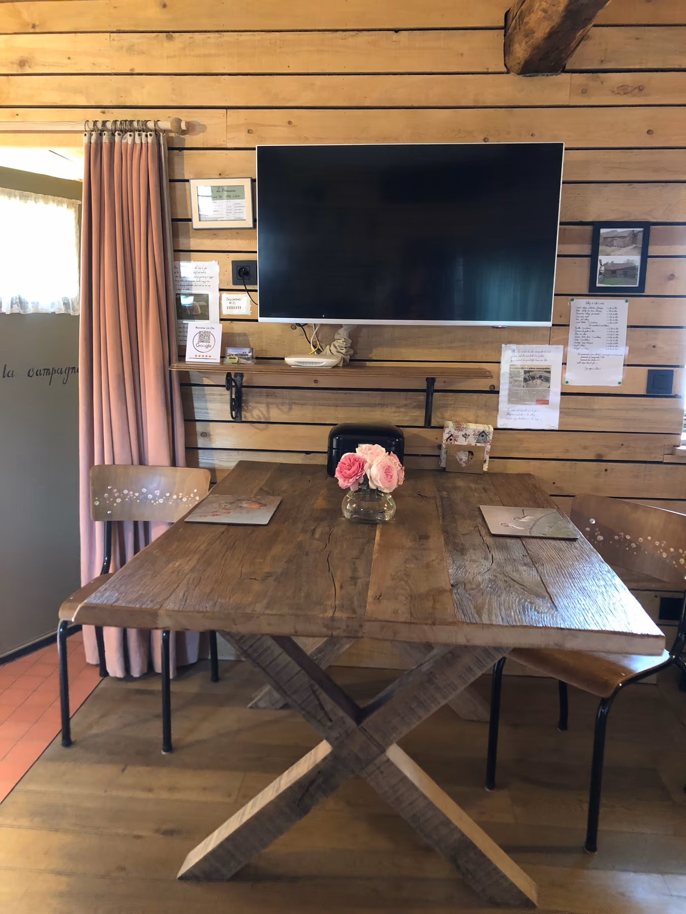Table et espace repas de La Brassinne